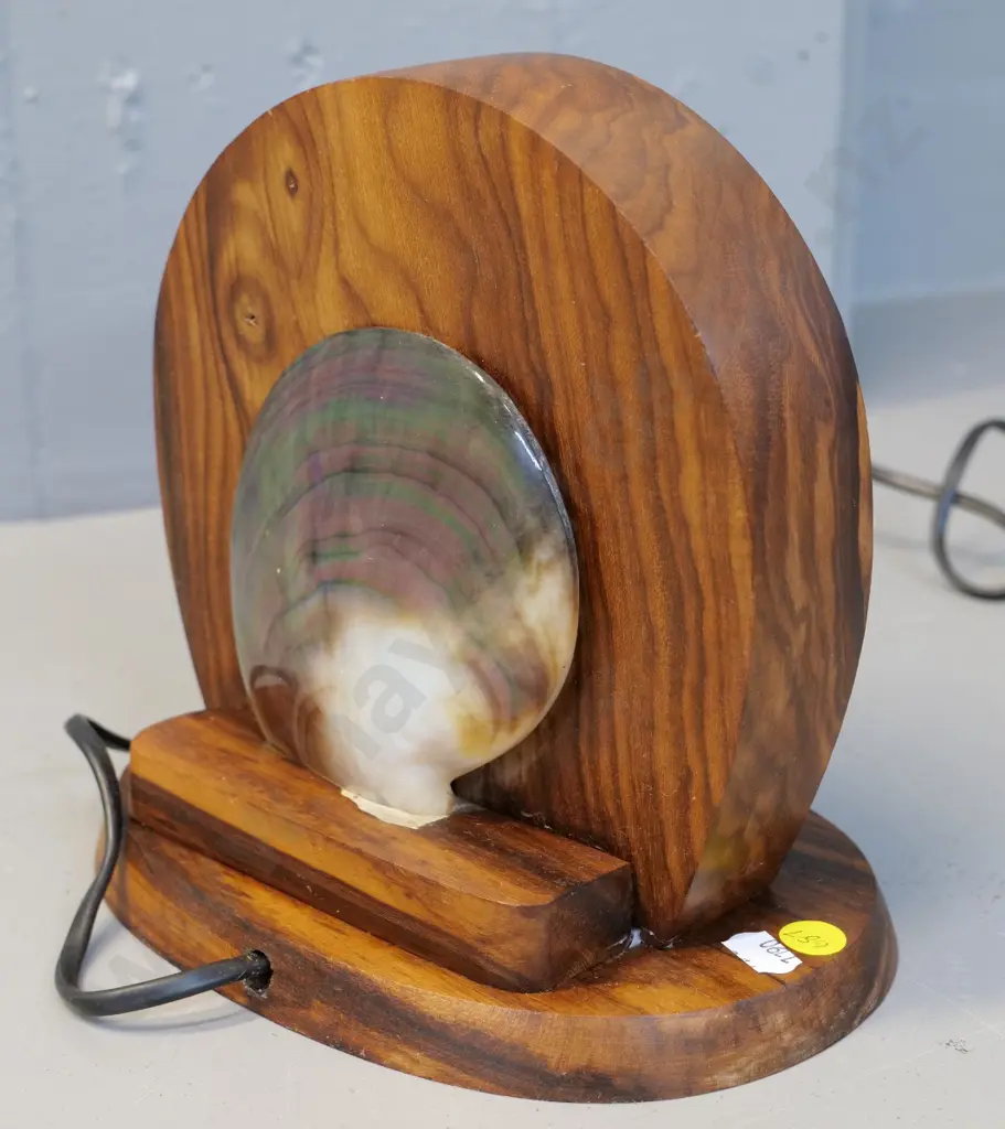 retro wood-framed table lamp with carved shells on both sides - Polynesian dancer motif H210 W200 Image 1++