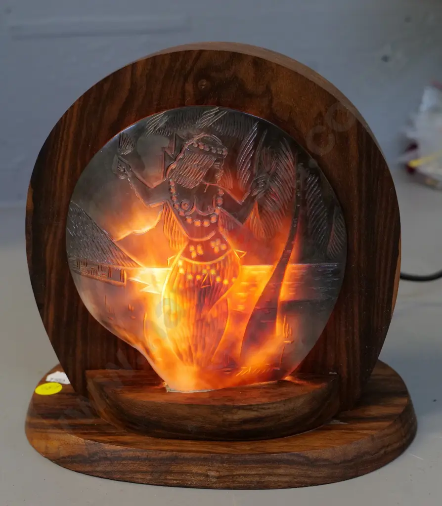 retro wood-framed table lamp with carved shells on both sides - Polynesian dancer motif H210 W200 Image 1++