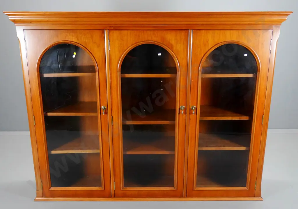 mahogany display bookcase cabinet with 3 arched glazed doors, adjustable shelves H-1320 W-1730 D-370 Image 1++