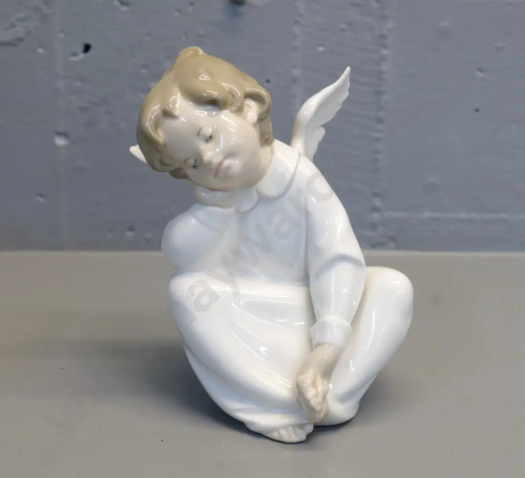 Lladro sitting angel figure H-160 Image 1++