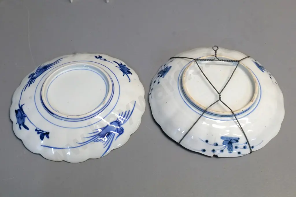 vintage Japanese Imari porcelain: 2 plates, one with wire hanger has a crack, other is fine D-210 Image 1++