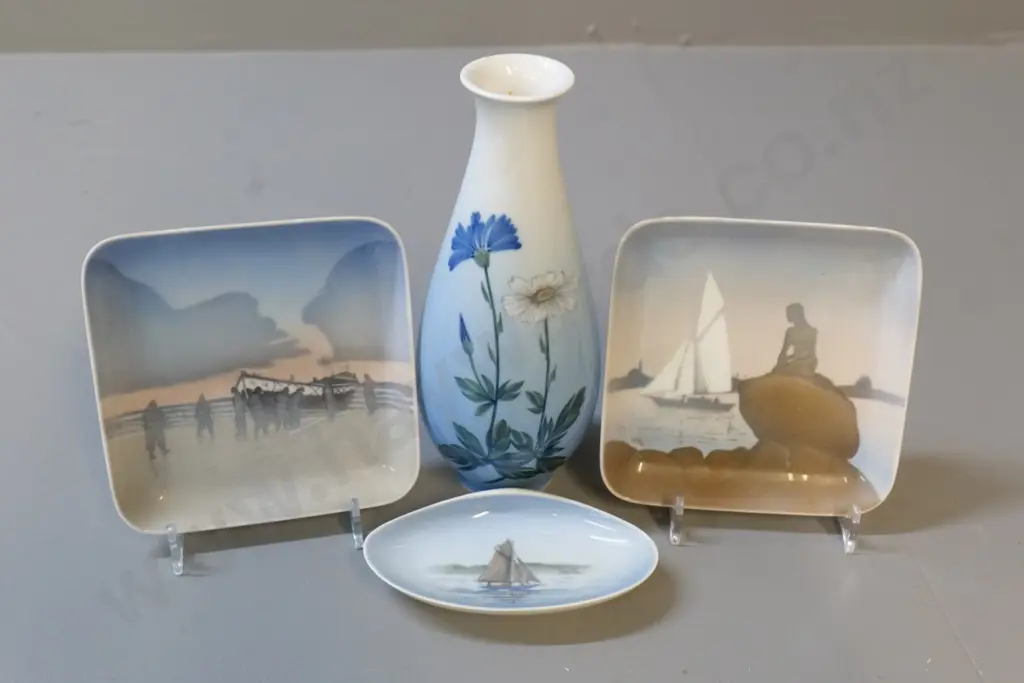 Danish Copenhagen china - Royal Copenhagen vase H190 & small pin dish, and 2 Byng & Grondahl small square dishes Image 1++