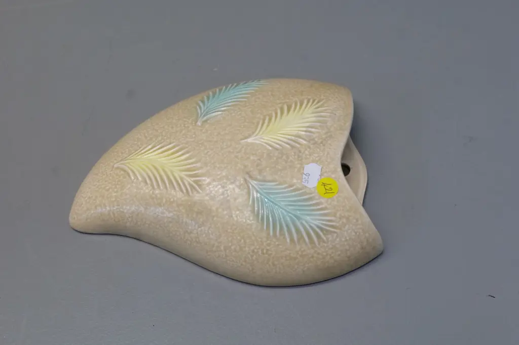 Sylvac wall pocket vase - pastel feather design, marked No. 2386 - H-200 W-170 Image 1++