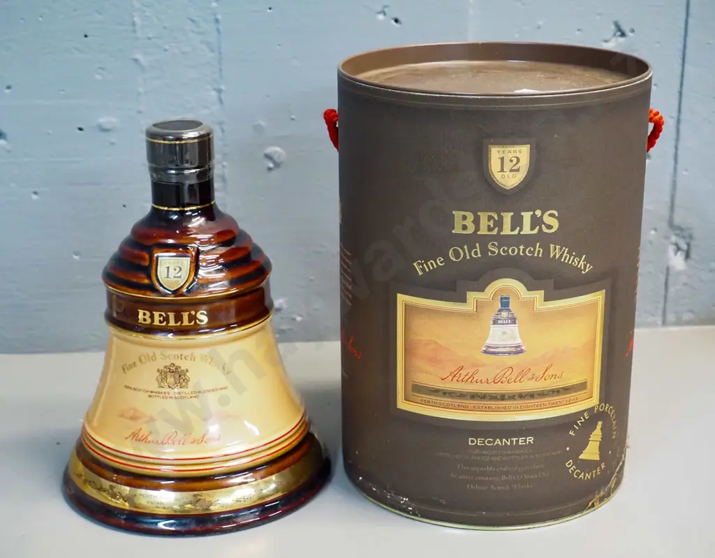 Bell Scotch whisky sealed Wade decanter and original box - decanter is H-200 D-150 Image 1++