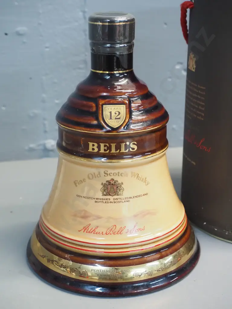 Bell Scotch whisky sealed Wade decanter and original box - decanter is H-200 D-150 Image 1++
