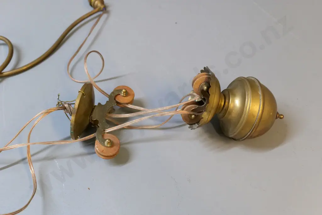 brass 2-bulb rise and fall light fitting - needs rewiring - arms W-580 Image 1++