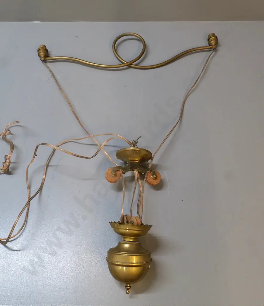 brass 2-bulb rise and fall light fitting - needs rewiring - arms W-580 Image 1++
