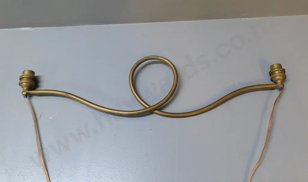 brass 2-bulb rise and fall light fitting - needs rewiring - arms W-580 Image 1++