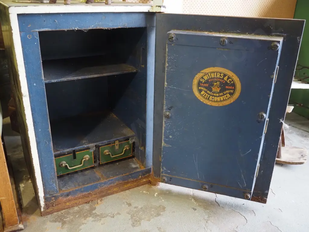 vintage cast iron safe - S. Withers & Co, West Bronwich - w/brass handle. Surface corrosion. H760 W530 D540 No Key Image 1++