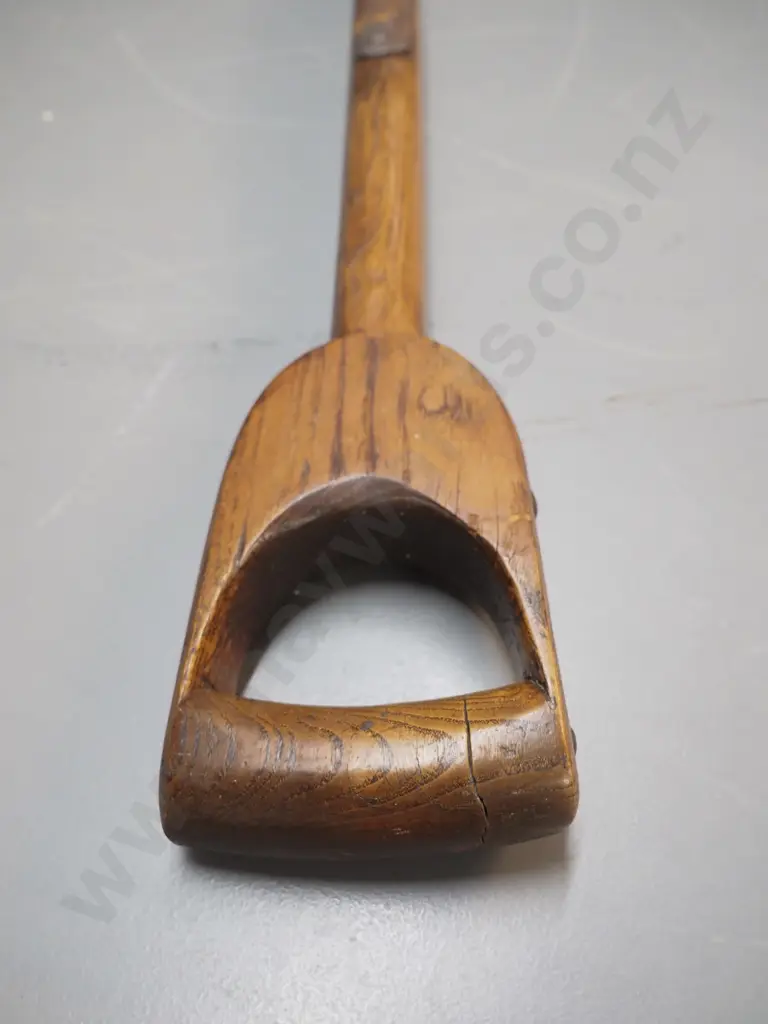 vintage oak-handled spade - marked T. Skelton Sheffield - some corrosion, crack to handle L-1000 Image 1++