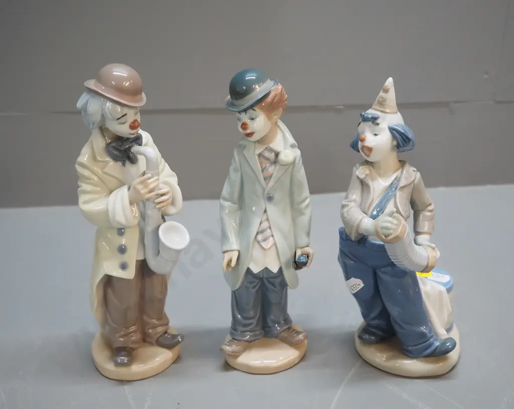 3 clown musician figures - 2 Lladro, 1 Nao, all approx. H-230 Image 1++