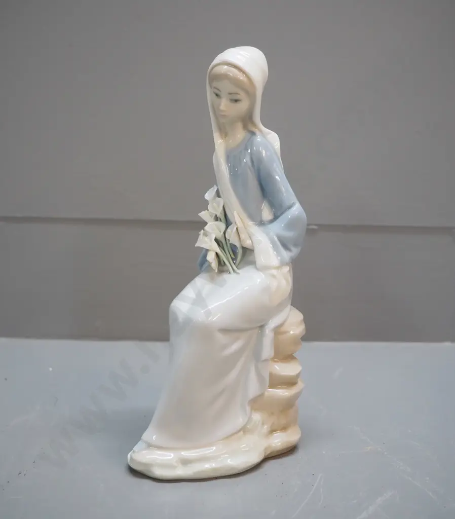 Lladro figurine - sitting woman with lilies H-250 Image 1++