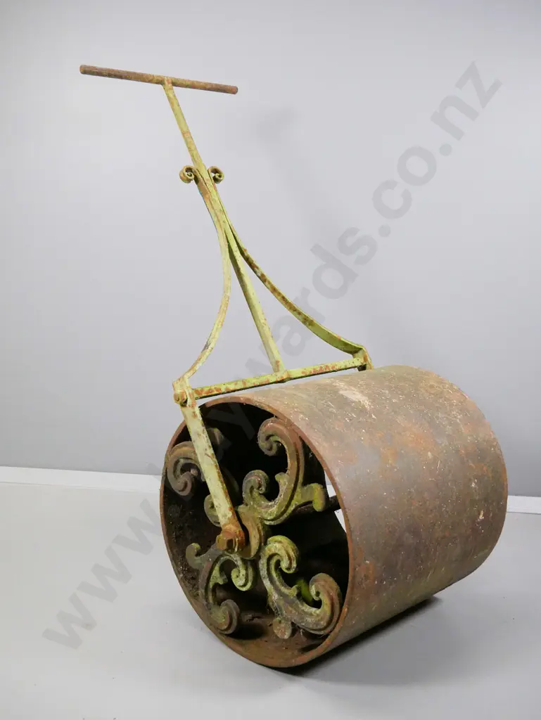 antique cast iron turf roller - surface corrosion etc. L-1270 to tip of handle, W-590 Diameter of drum 500 Image 1++