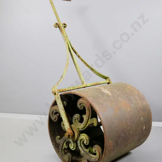 antique cast iron turf roller - surface corrosion etc. L-1270 to tip of handle, W-590 Diameter of drum 500
