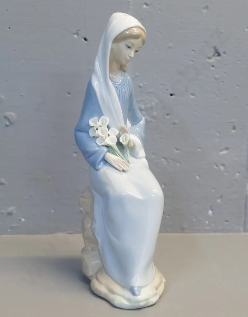 Lladro figure - woman with lilies H-250 Image 1++