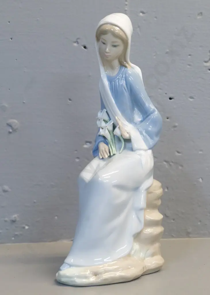 Lladro figure - woman with lilies H-250 Image 1++