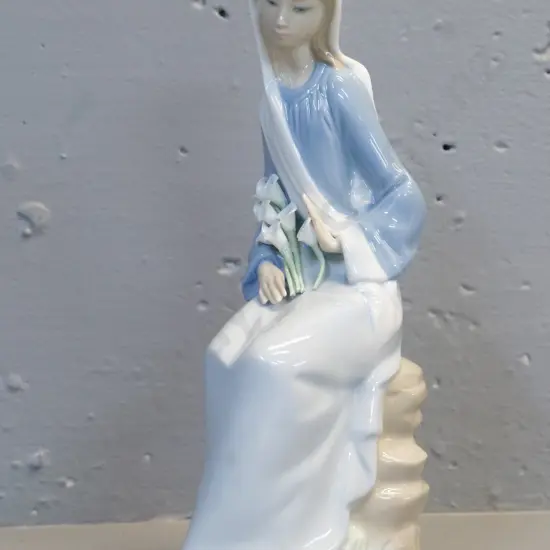 Lladro figure - woman with lilies H-250