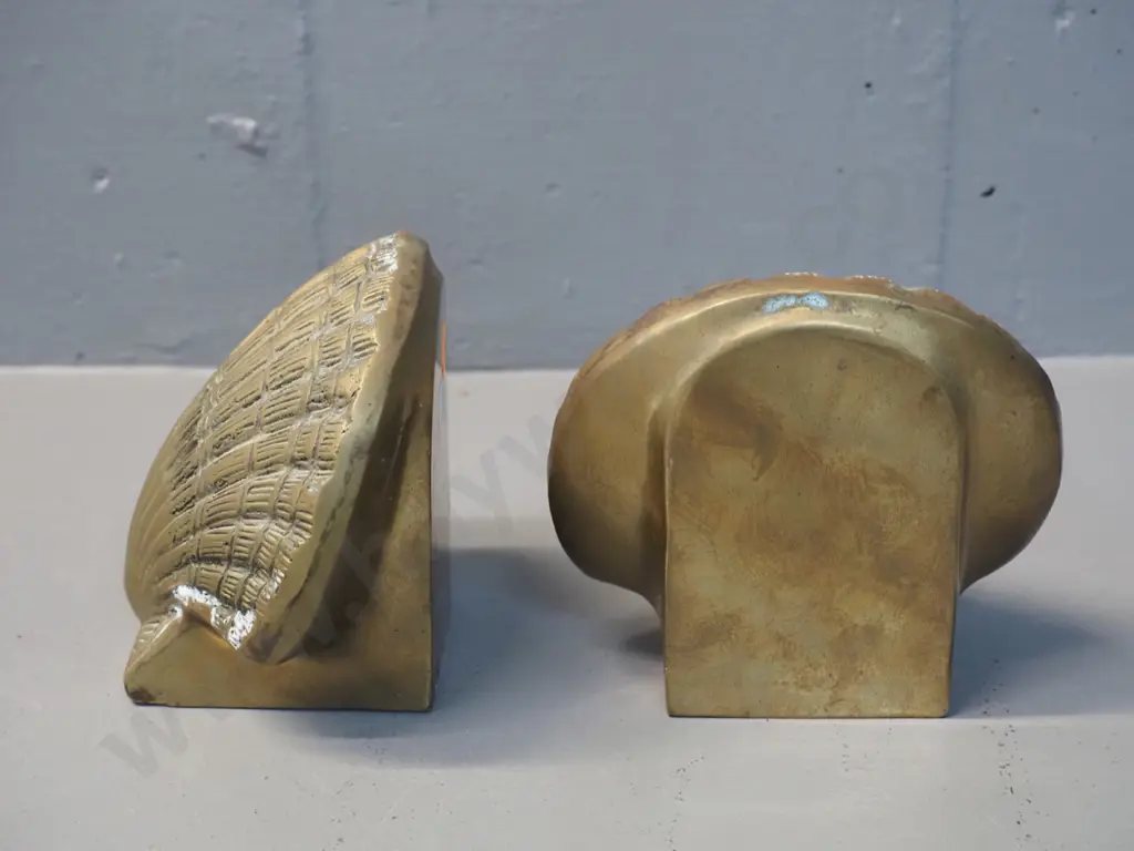 pair of brass shell book-ends H-100 Image 1++