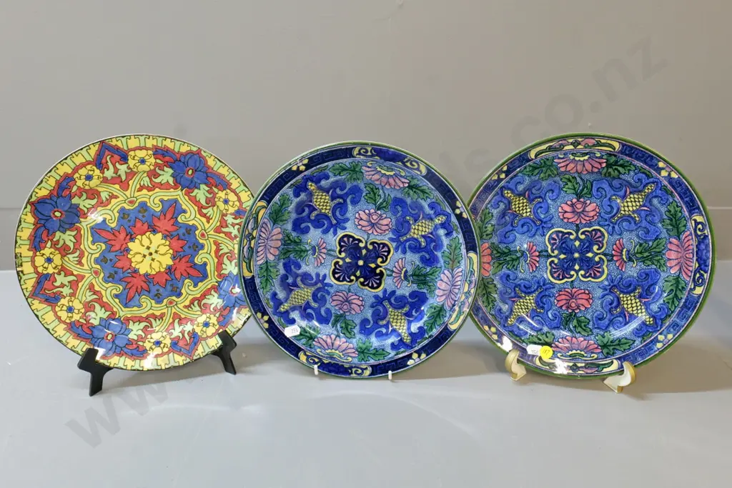 3 Royal Doulton Persian pattern plates - 2 matching, each D-260 Image 1++