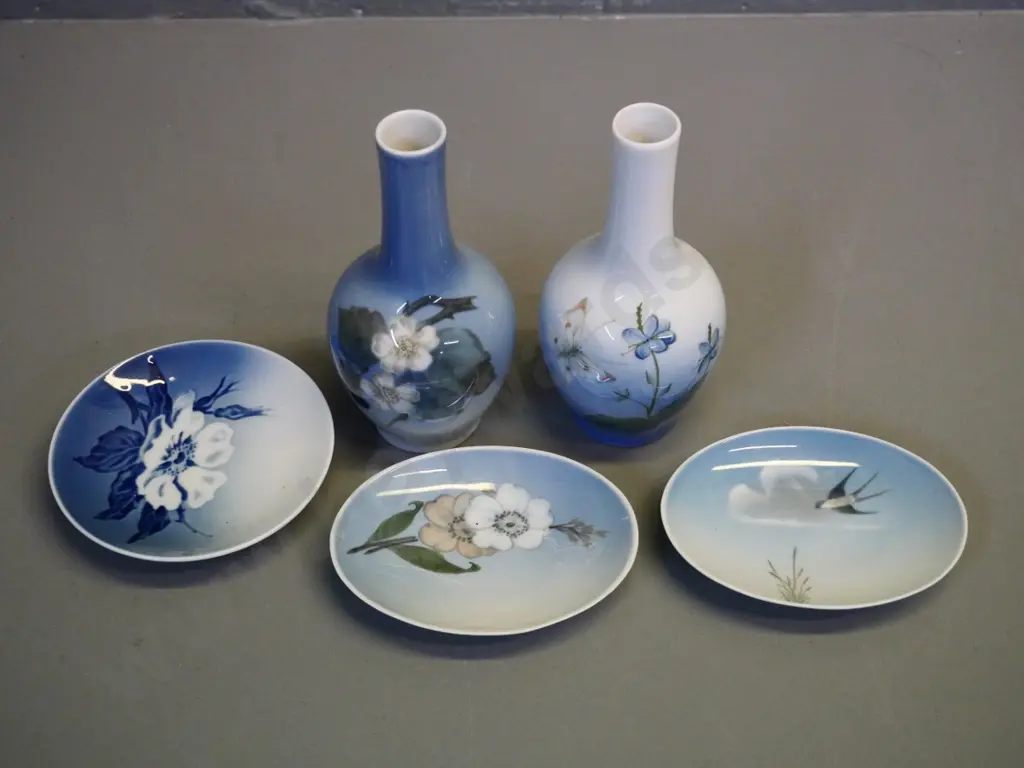 5 small pieces Royal Copenhagen - 2 bud vases H-140 and 3 pin dishes Image 1++