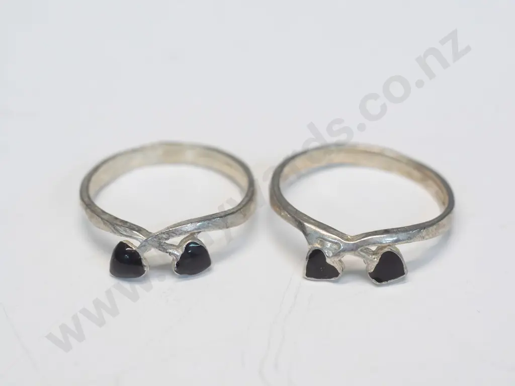 2 silver rings with 2 small red hearts stamped 925 Image 1++