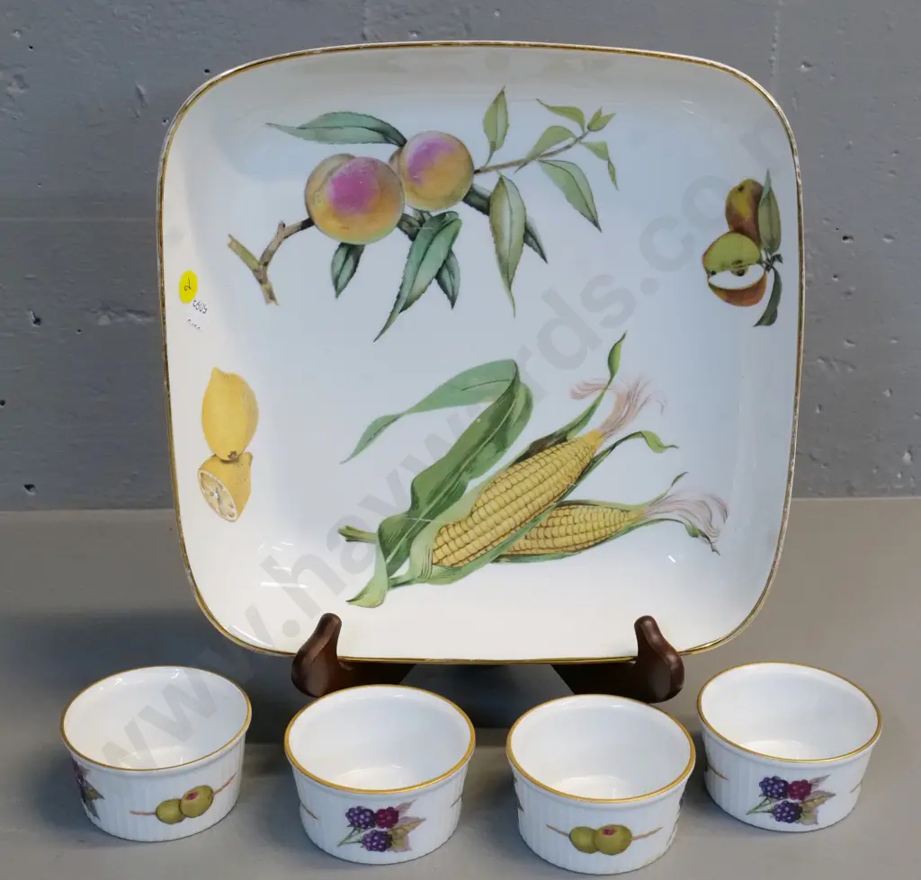 Royal Worcester Evesham square baking dish 270 x 270 (some rubbing to gilt) and 4 ramekins Image 1++