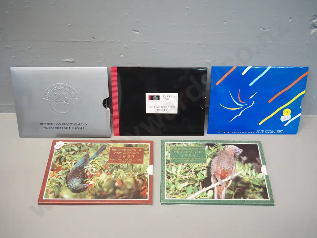 5 New Zealand uncirculated coin sets -  1990,1991, 1992, 1995, 1996 Image 1++