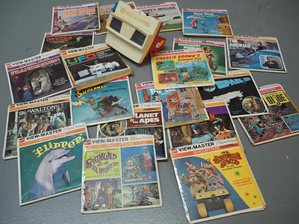 Viewmaster viewer with numerous reels in envelopes Image 1++