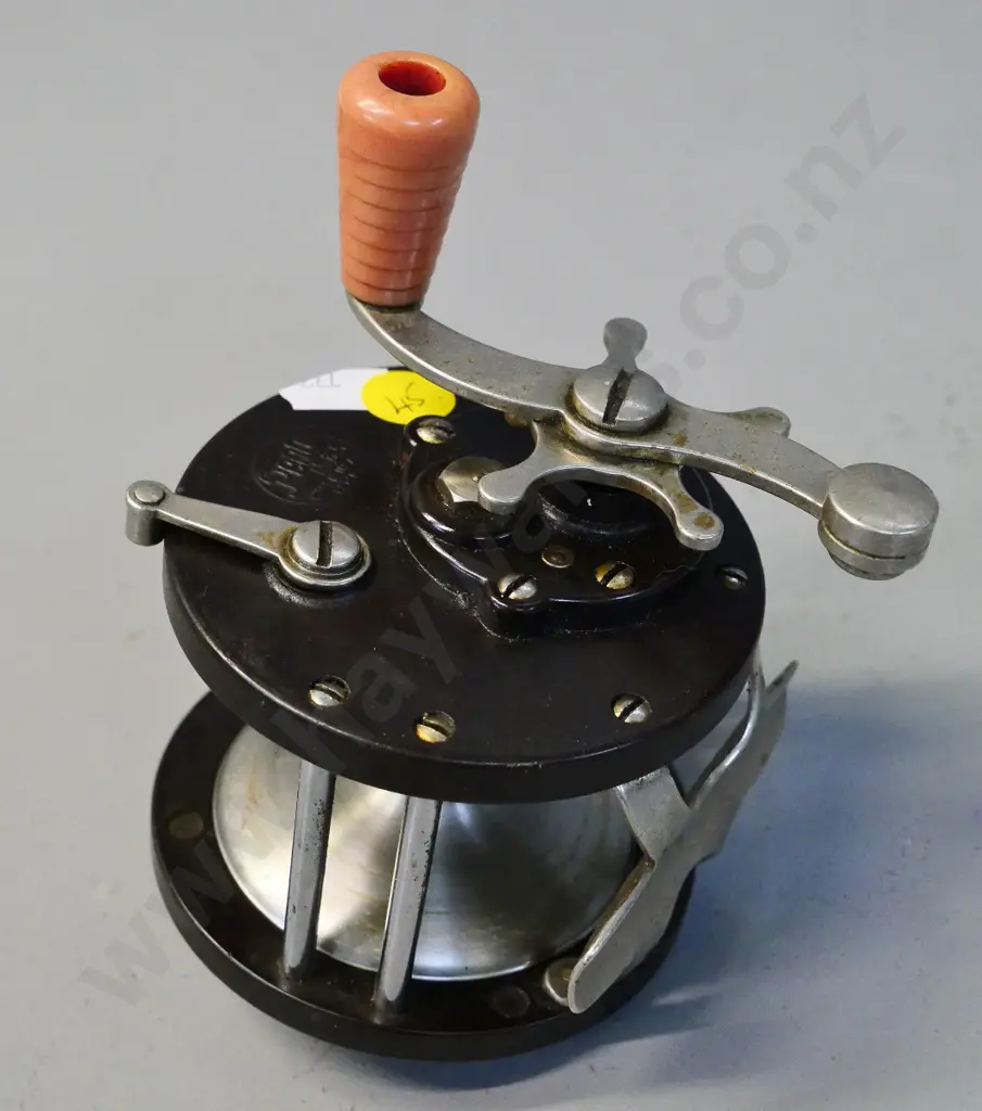 Penn No 85 bakelite and steel fishing reel - made in USA - reel is D-80 Image 1++
