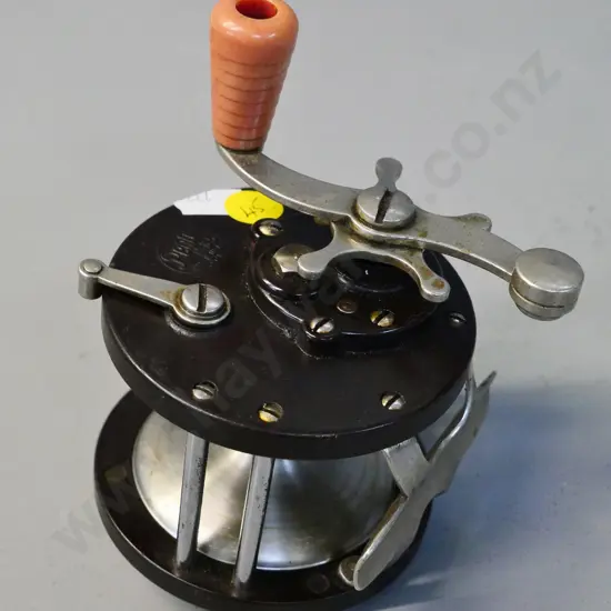 Penn No 85 bakelite and steel fishing reel - made in USA - reel is D-80