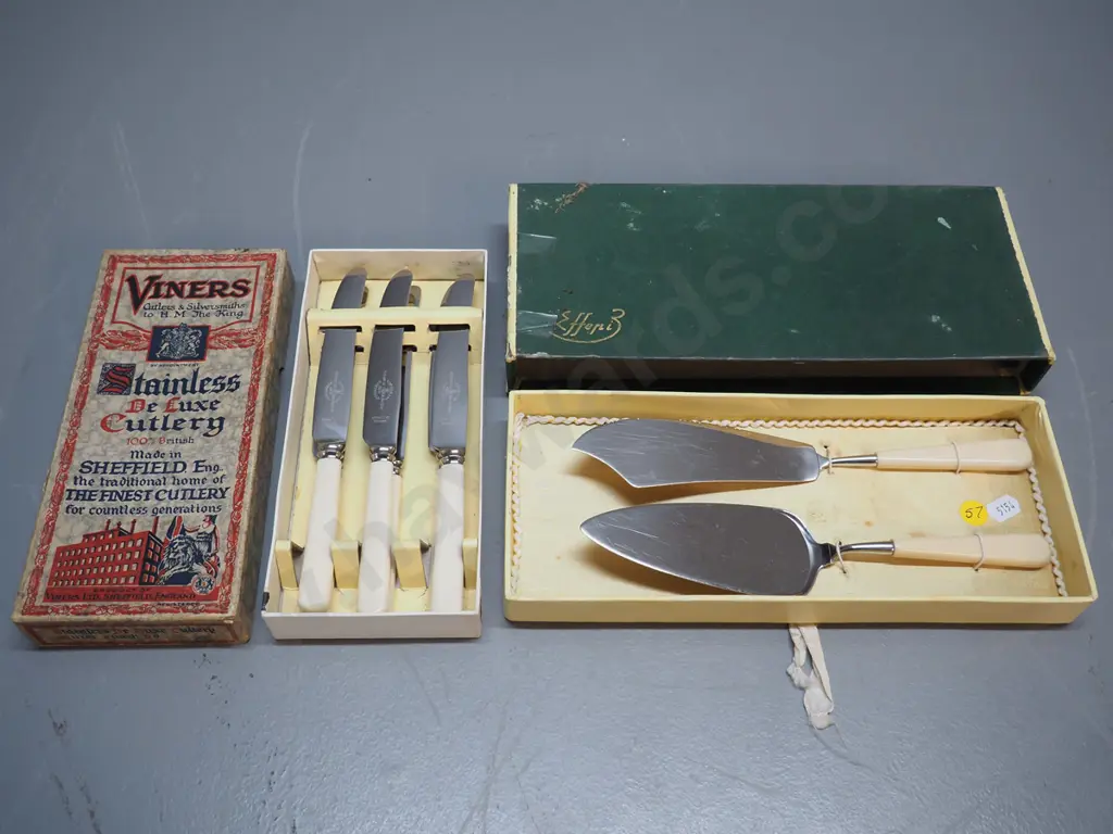 boxed set of 6 bone handled bread & butter knives and pair of servers Image 1++