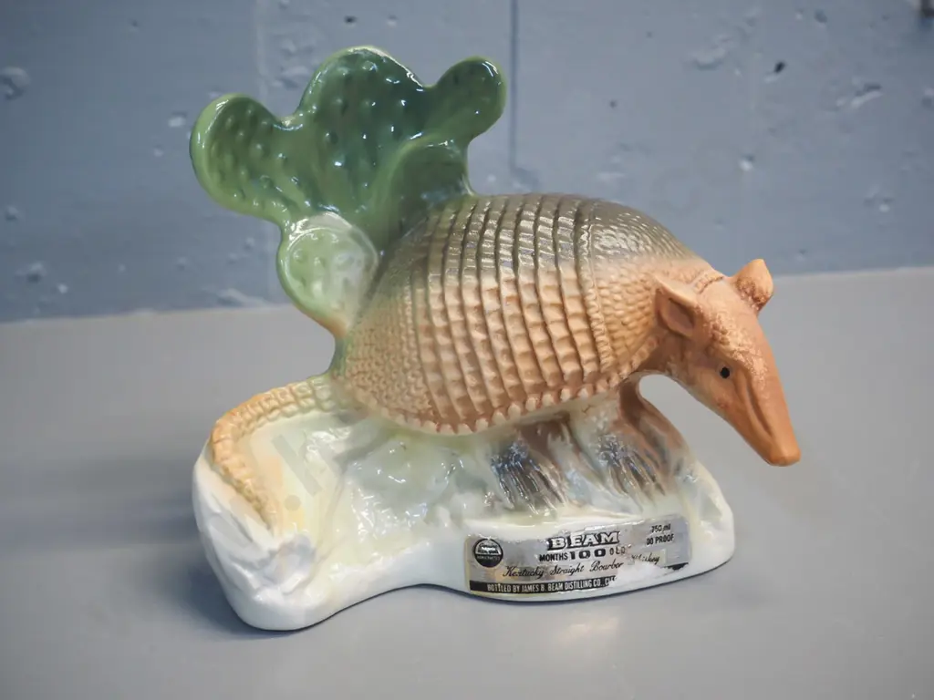 Jim Beam armadillo decanter - no contents H-180 W-210 Image 1++
