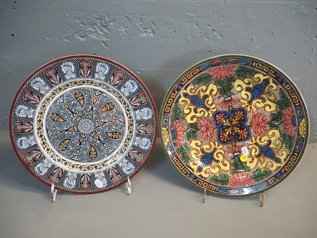 2 cabinet plates - Wedgwood Indian pattern and a Royal Doulton - both D-260 Image 1++