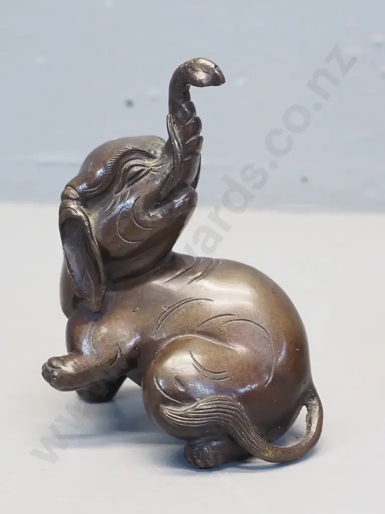 small cast metal elephant figure - bronze or bronze finish H-100 L-80 Image 1++