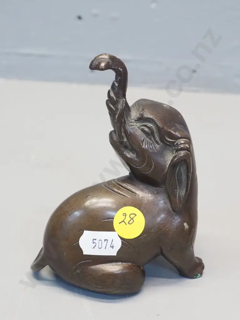 small cast metal elephant figure - bronze or bronze finish H-100 L-80 Image 1++