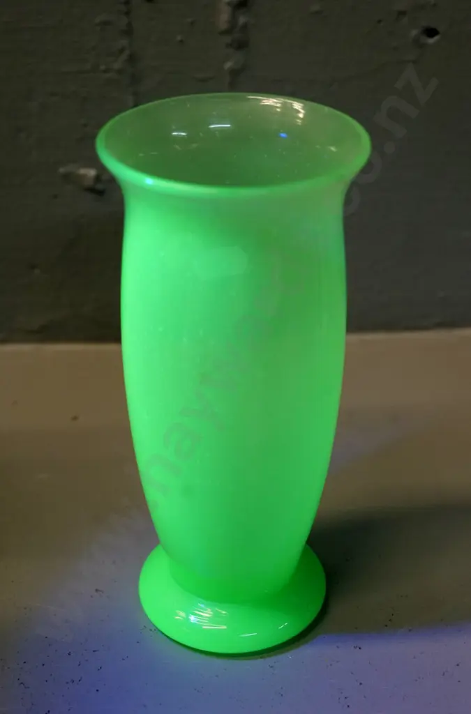green uranium glass vase H-150 Image 1++