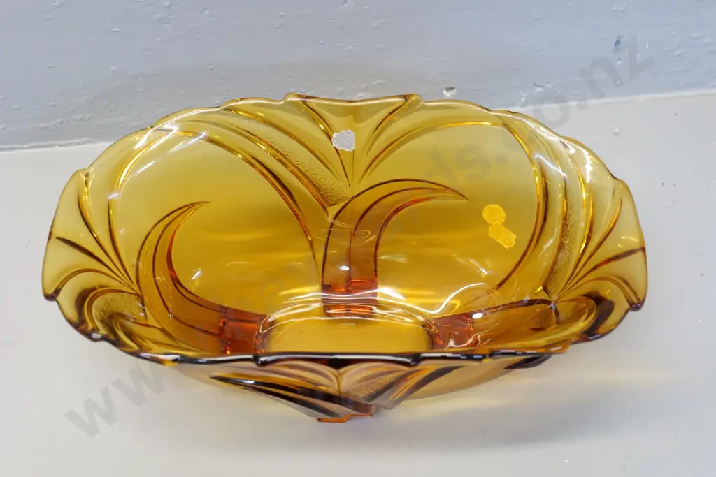 amber depression glass 4-footed bowl/vase H-130 L-300 W-170 Image 1++