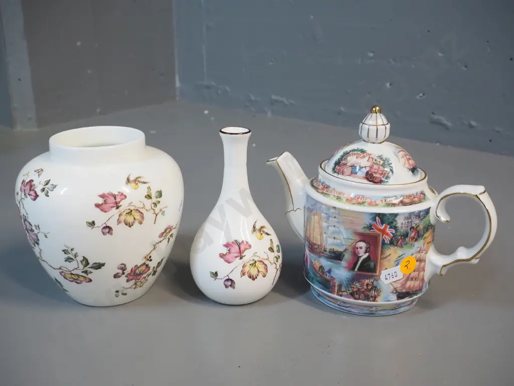 2 Wedgwood floral vases and a Sadler 'World of Tea' teapot H-160 L-190 Image 1++