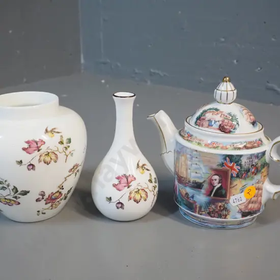 2 Wedgwood floral vases and a Sadler 'World of Tea' teapot H-160 L-190