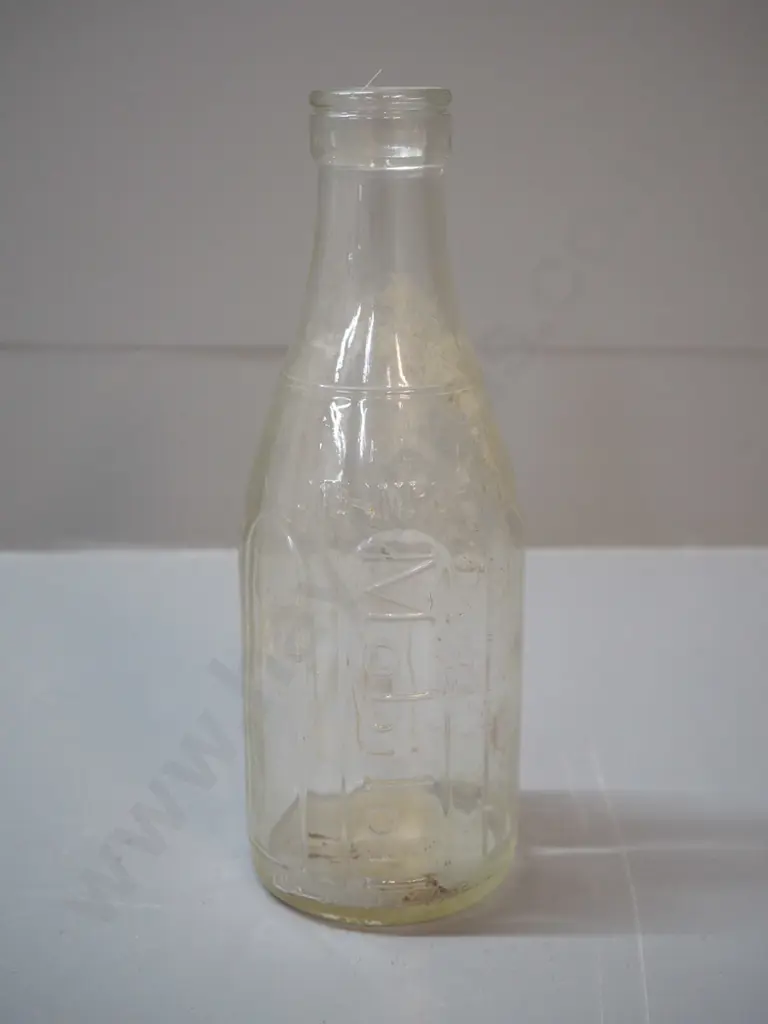 vintage Mobil oil pint bottle - some discolouration inside H-230 Image 1++