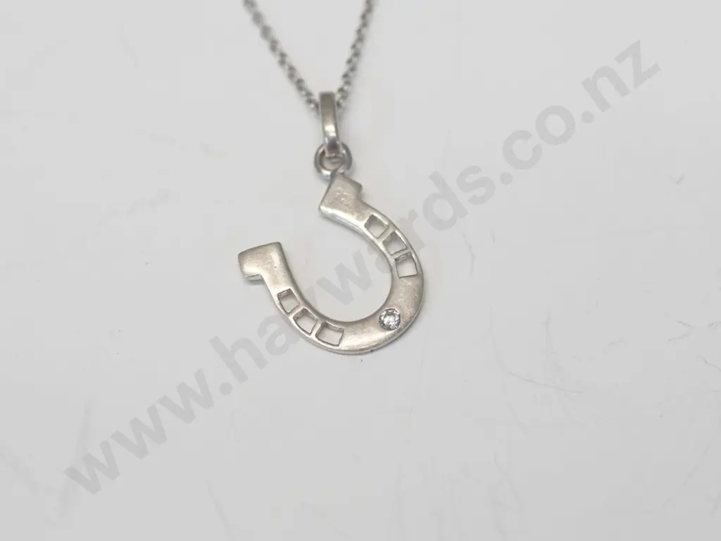 silver horse shoe with small cz necklace stamped 925 Image 1++