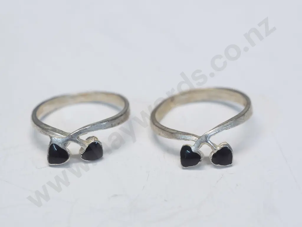 2 silver rings with 2 small red hearts stamped 925 Image 1++
