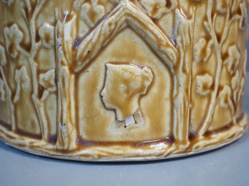 2 whisky jugs: Old Smuggler w/Port Dundas stamp on base, has chip off relief decoration H170 W200, and McCallum Image 1++