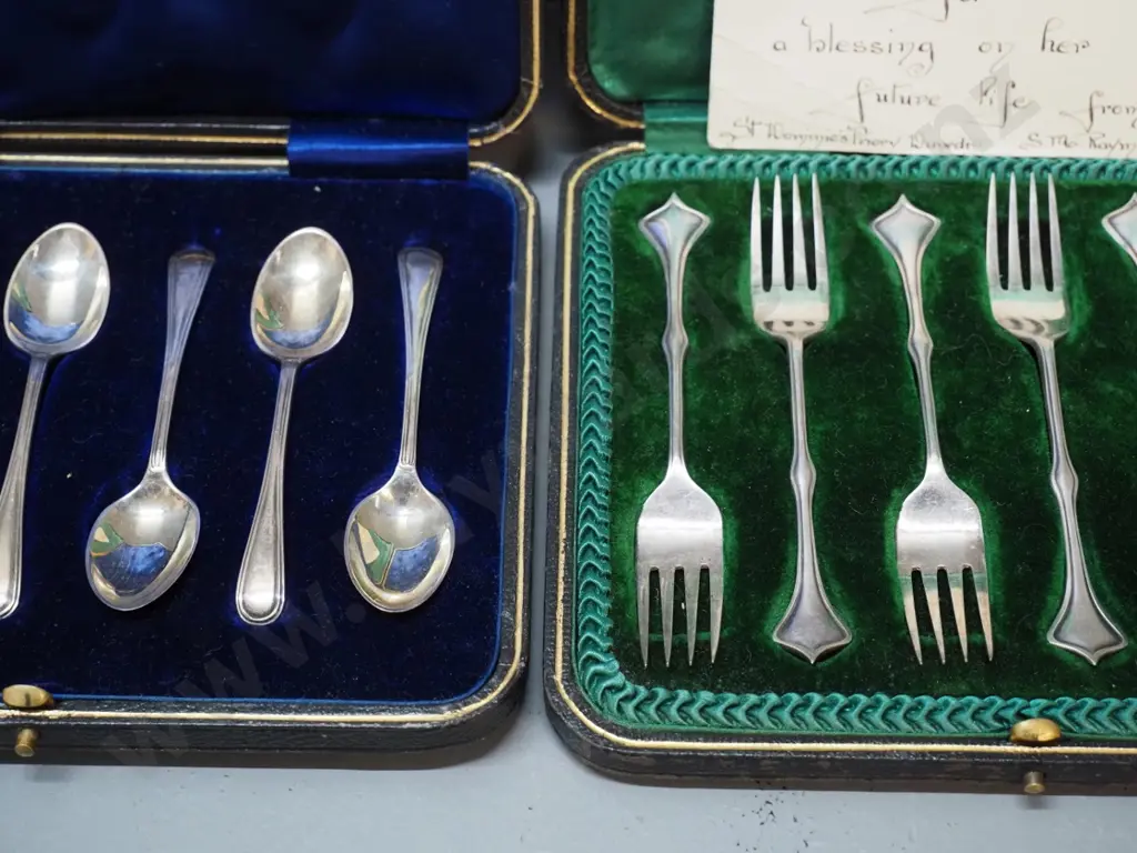 2 sets cased English plated cutlery - 6 cake forks and 6 teapoons Image 1++