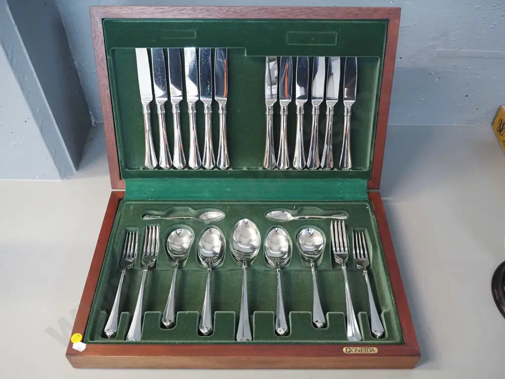 Oneida 6-place stainless steel cutlery in wooden case - incomplete Image 1++
