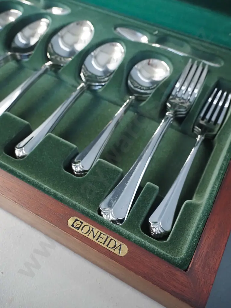 Oneida 6-place stainless steel cutlery in wooden case - incomplete Image 1++