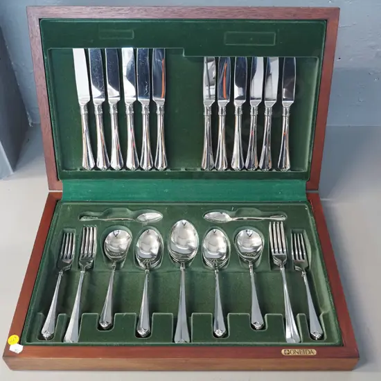 Oneida 6-place stainless steel cutlery in wooden case - incomplete