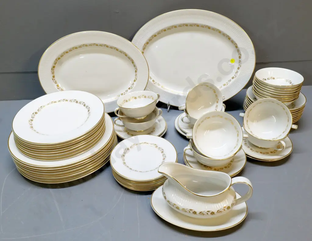 8-place Royal Doulton Fairfax dinner set with 2 platters, gravy jug, etc. Image 1++