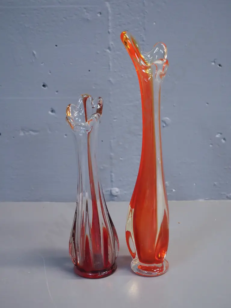 2 coloured art glass vases - taller is H-300 Image 1++