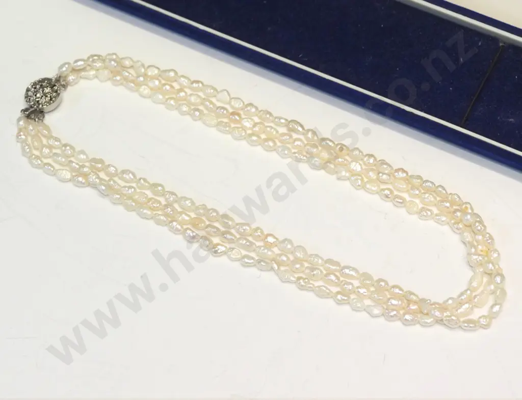 3 strand small cultured pearl necklace Image 1++